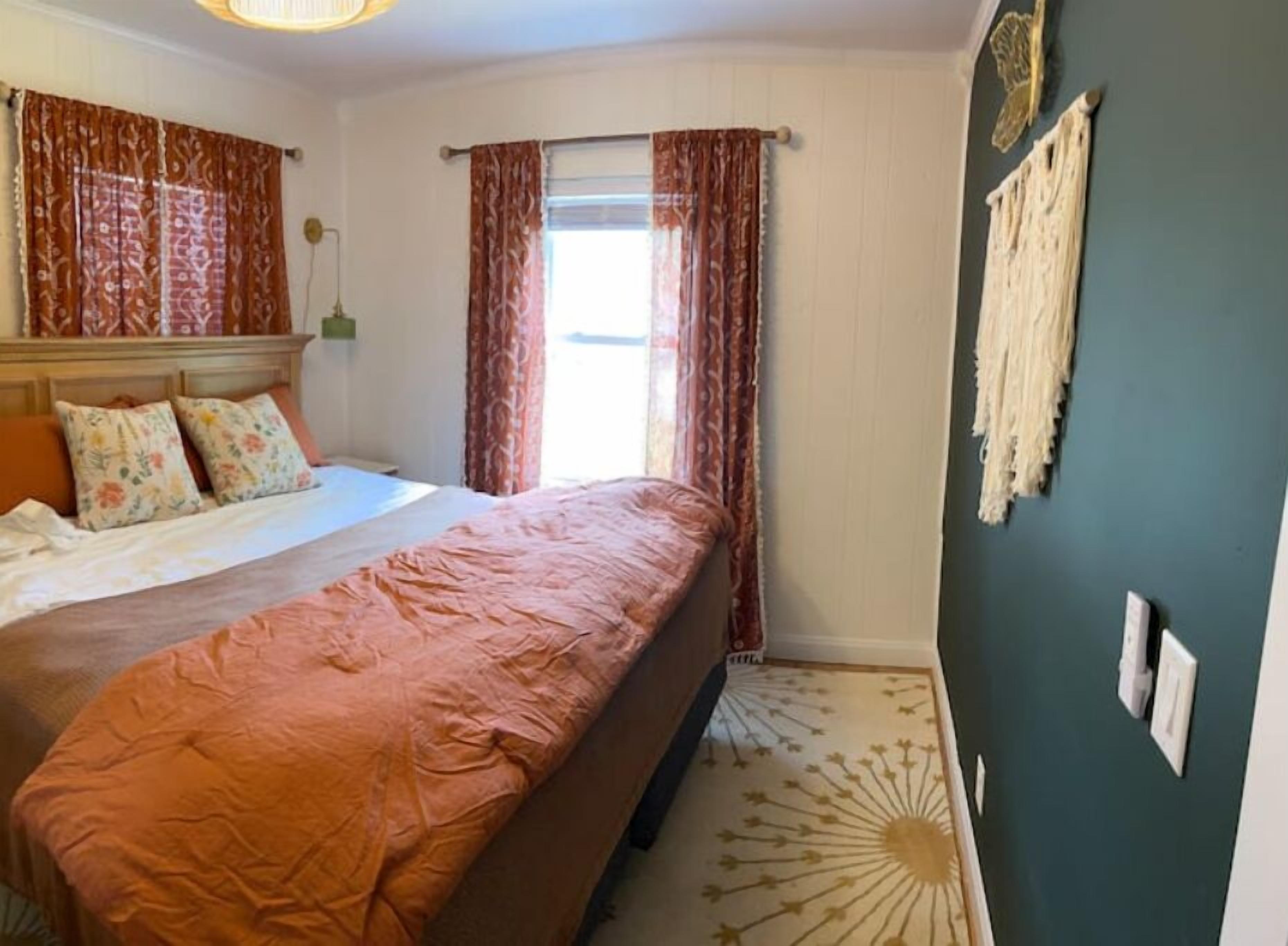 4 habitaciones, tabla de planchar con plancha y cuna de viaje 