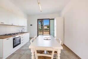 Jääkaappi, uuni, liesi, keittoastiat/astiat/ruokailuvälineet