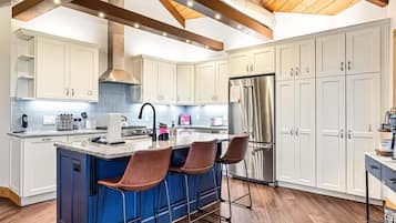 Een blender, kookgerei, borden en bestek