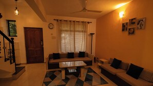 A living room with a sofa, a coffee table, and a patterned rug. - 5 Min to Benaulim Beach SERENE ESCAPE VILLA (Benaulim)