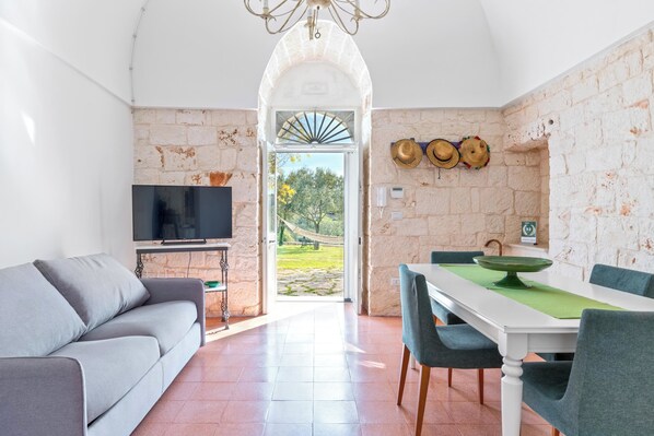 TV - The Royal Lamia by BarbarHouse (Ostuni)