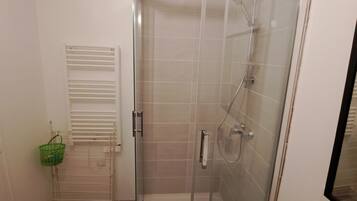 SĂšche-cheveux, serviettes fournies, savon, papier toilette