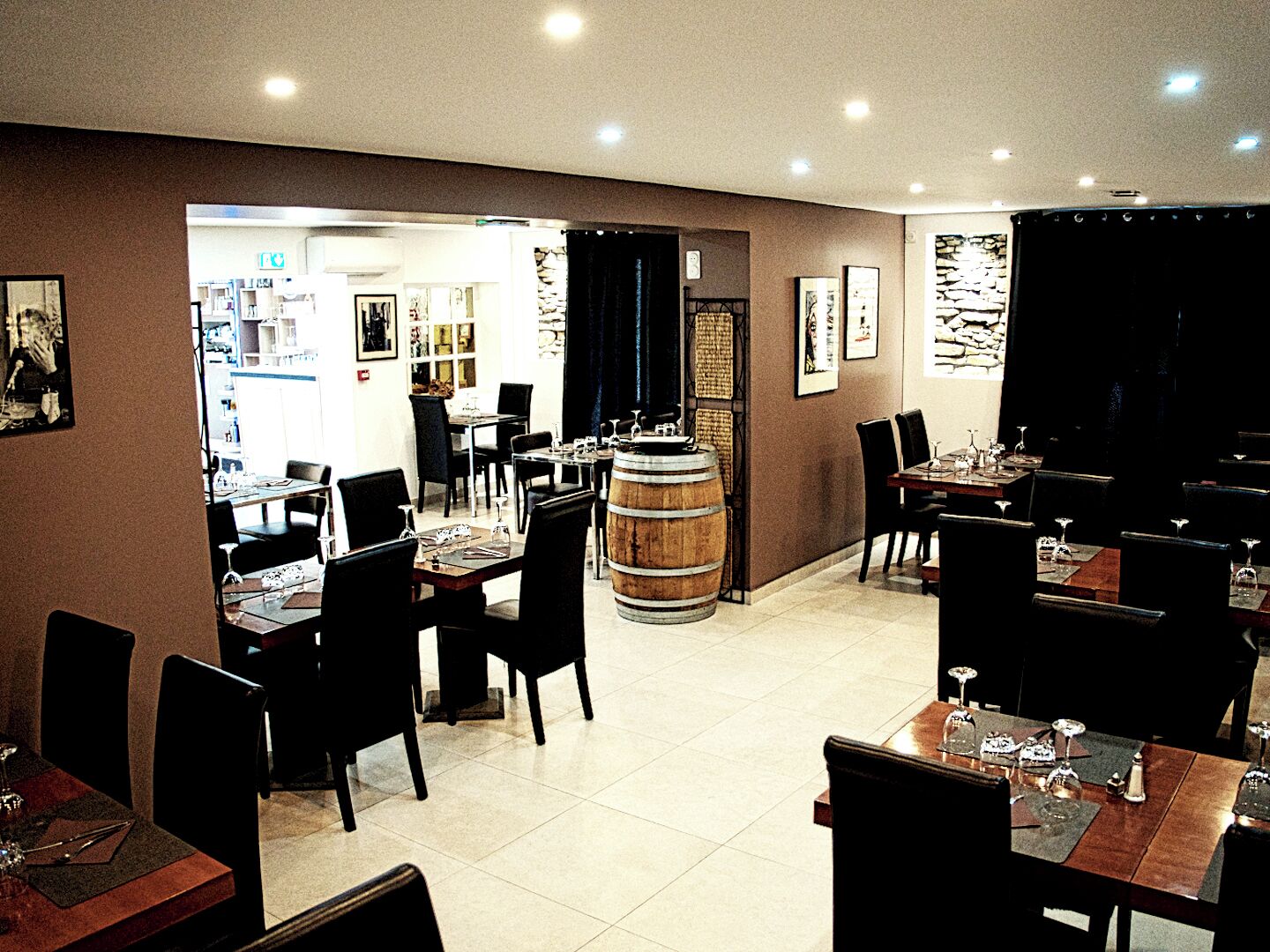 Lunch and dinner served, French cuisine