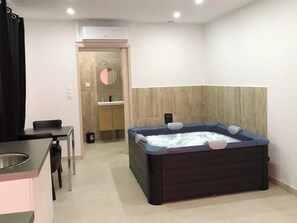 Luxe studio suite, balkon, uitzicht op heuvels | Luxe beddengoed, bedden met traagschuimmatrassen, een bureau