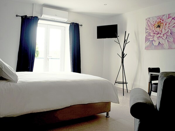 Luxe beddengoed, bedden met traagschuimmatrassen, een bureau