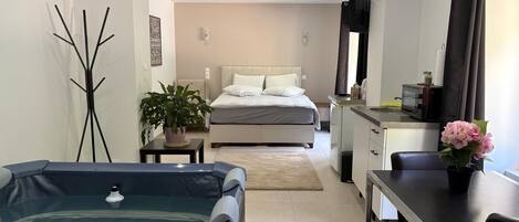 Chambre Double Luxe, bain à remous, vue colline | Literie de qualité supérieure, matelas mémoire de forme, bureau