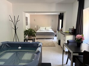 Luxe tweepersoonskamer, bubbelbad, uitzicht op heuvels | Luxe beddengoed, bedden met traagschuimmatrassen, een bureau