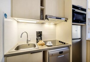 Kühlschrank, Mikrowelle, Herdplatte, Geschirrspüler