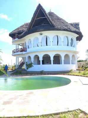 حمّام سباحة خارجي