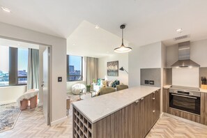 Jääkaappi, mikroaaltouuni, uuni, liesi