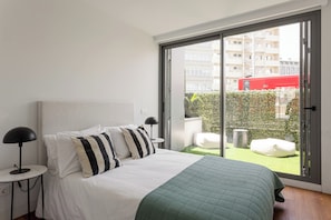 2 bedrooms, iron/ironing board, Internet, bed sheets - The Urban Oasis–Elegant 2-Bedroom Duplex in Lisbon (Lisbon)