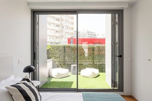 2 bedrooms, iron/ironing board, Internet, bed sheets - The Urban Oasis–Elegant 2-Bedroom Duplex in Lisbon (Lisbon)