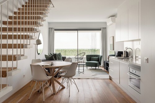 The Urban Oasis–Elegant 2-Bedroom Duplex in Lisbon