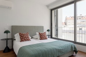 2 bedrooms, iron/ironing board, Internet, bed sheets - The Urban Oasis–Elegant 2-Bedroom Duplex in Lisbon (Lisbon)