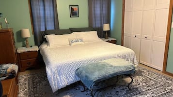 4 bedrooms, iron/ironing board, WiFi, bed sheets