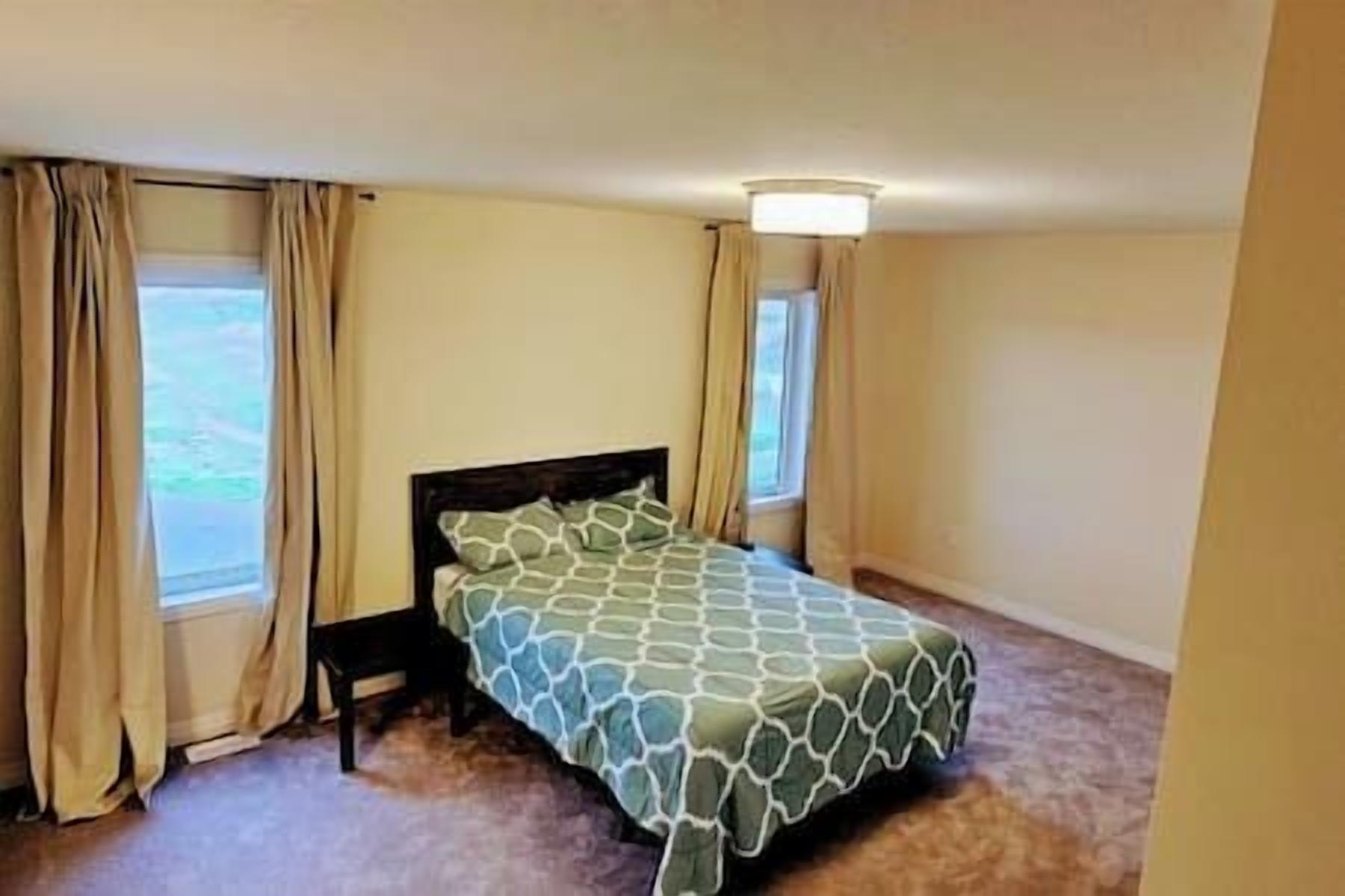 5 habitaciones, tabla de planchar con plancha y cuna de viaje 