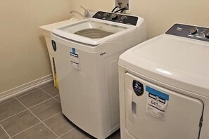 Interior - Luxury 5BD 4BR Sleep 12 - Large Groups, Family, Events , Wedding near Brantford (Brant)