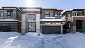 A modern residential building with a garage and a covered driveway. - Luxury 5BD 4BR Sleep 12 - Large Groups, Family, Events , Wedding near Brantford (Brant)