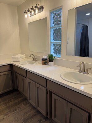 A bathroom with two sinks, a large mirror, and a window. - Large Groups 4-Bedroom, 2-Bath Paso Robles Retreat on Eastside Near Top Wineries (Paso Robles)