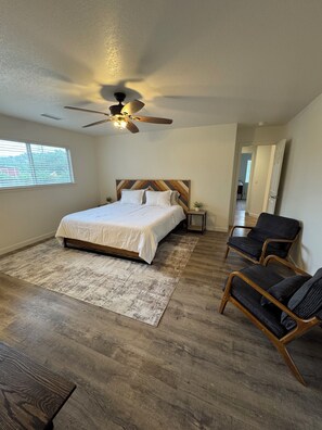 4 室のベッドルーム、アイロン / アイロン台、WiFi、ベッドシーツ