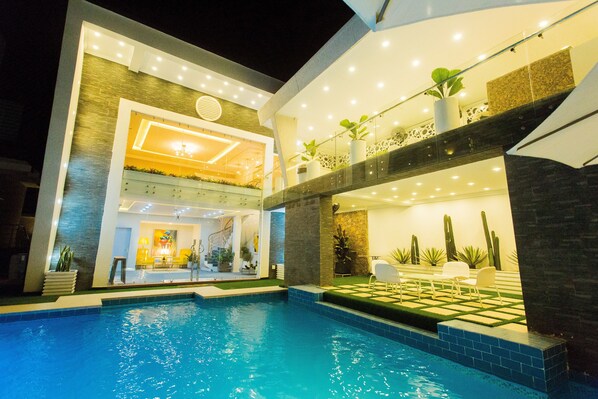 Indoor pool - Large Premium 3 Bedroom Serv. Apartment @ Fairview-Kumasi (Nhyiaeso)