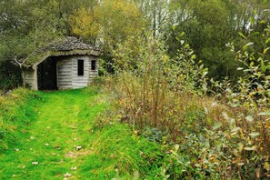 Exterior - Robin's Perch Eco Lodge Apartment, Lampeter (Lampeter)
