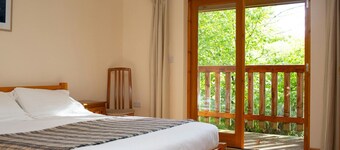 Robin's Perch Eco Lodge Apartment, Lampeter