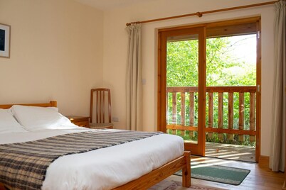 Robin's Perch Eco Lodge Apartment, Lampeter