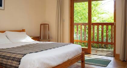 Robin's Perch Eco Lodge Apartment, Lampeter