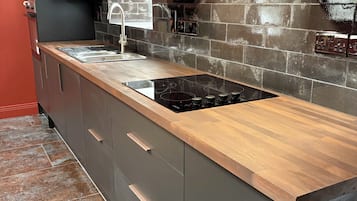 Microondas, horno, placa de cocina y lavavajillas