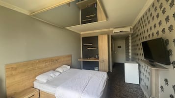 Suite estudio clásica, vistas a la ciudad | Espacio para trabajar con un portátil y wifi gratis