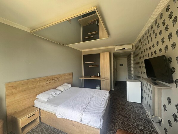 Klassieke studio suite, uitzicht op de stad | Een laptopwerkplek, gratis wifi