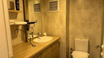 Suite estudio clásica, vistas a la ciudad | Baño | Toallas