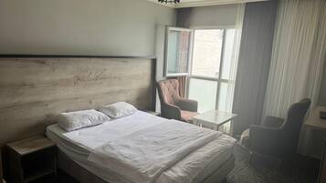 Studiosvit Classic - utsikt mot staden | Arbetsyta för laptop och gratis wi-fi