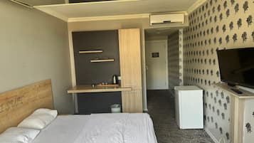 Suite estudio clásica, vistas a la ciudad | Espacio para trabajar con un portátil y wifi gratis