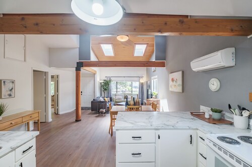 Open plan 3-bedroom house with AC, WiFi in charming Salem neighborhood