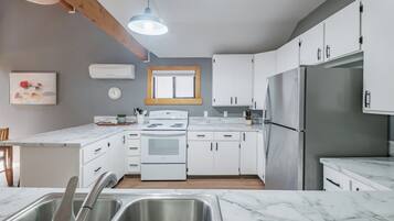 Jääkaappi, mikroaaltouuni, uuni, liesi