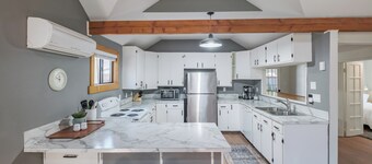 Open plan 3-bedroom house with AC, WiFi in charming Salem neighborhood