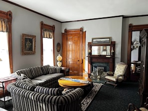 Smart-TV, DVD-Player, Bücher, Musikbibliothek