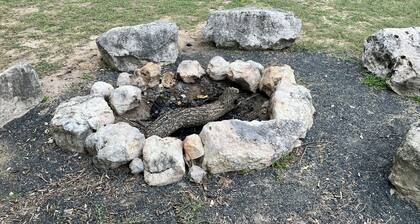 Charming 2-bedroom cabin right on the Frio River - Cabin #1