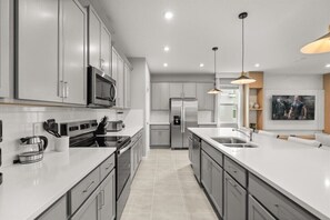 Geladeira, micro-ondas, fogão, cooktop