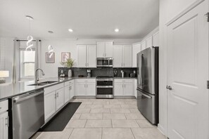 Frigorífic, microones, forn i placa de cuina 