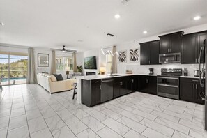 Frigorífic, microones, forn i placa de cuina 