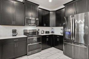 Frigorífic, microones, forn i placa de cuina 