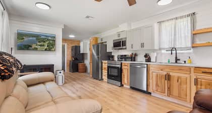 Diva & Poodle's Lake Getaway - 3BD, 2BA home in Eufaula w/Com Boat Launch & Pool