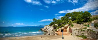 602 Cala Forn Salou侧海景房，直通海滩