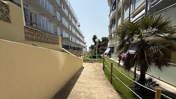 Studio, accessible aux personnes Ă mobilitĂ© rĂ©duite, fumeurs | Enceinte de lâhĂ©bergement