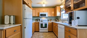 Charming 3-bedroom cottage located at scenic winery.