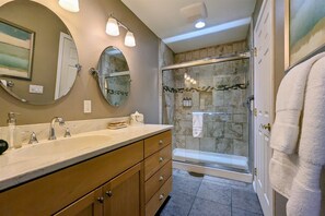 Shower, hair dryer, towels, soap - Charming Historic Cottage on Vineyard (Dayton)