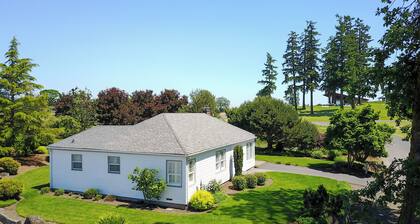 Charming Historic Cottage on Vineyard